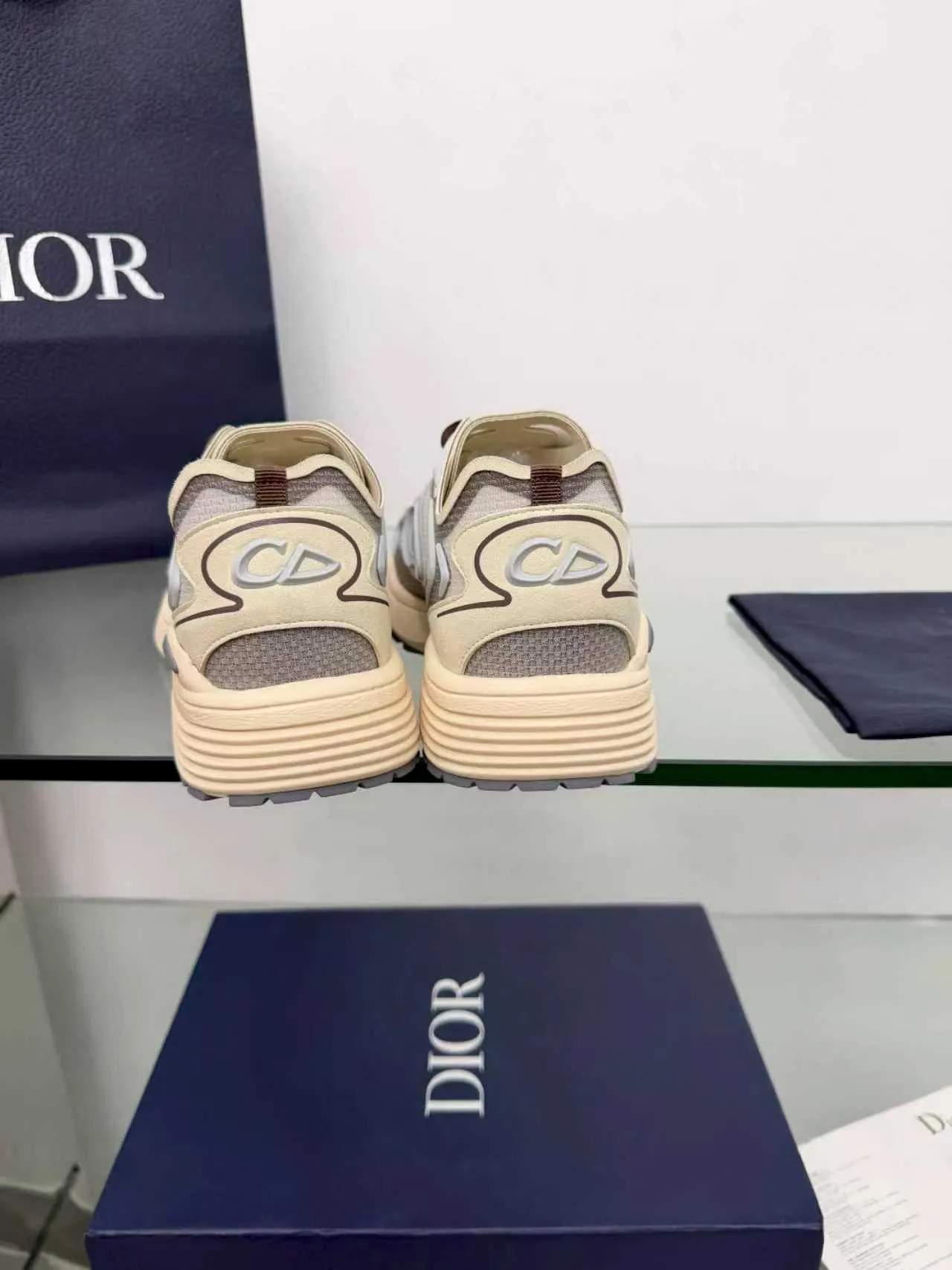 Men's men's shoes P560! DIOR#B30 COUNTDOWN TECH shoes 1. Inspired by lighter running shoes this season 2. Made of multi-layer transparent nylon upper, full of futuristic feel 3. CD30 rubber logo on the tongue/heel to highlight the brand style 4. Equipped with ultra-light foam midsole for the ultimate comfortable wearing experience 5. The entire series uses WELDED (seamless bonding) technology to ensure durability and lightness 6. Full-size dopamine color matching, perfect choice for couples shoes😜